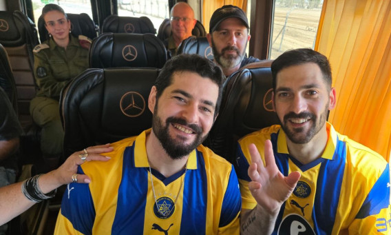 גלי וזיו ברמן עם חולצות מכבי תל אביב (צילום: שימוש לפי סעיף 27א')