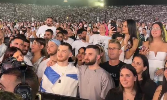 מתן אנגרסט ובר קופרשטיין בהופעה של אייל גולן