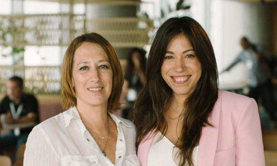 ליסיה בכר-מנוח ועינת וידברג (צילום: מקסים דינשטיין)