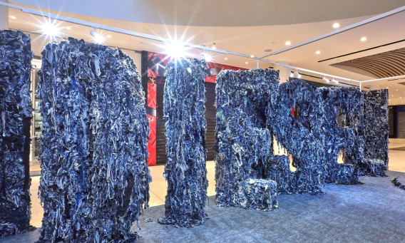 מייצג אופנה של DIESEL בקניון רמת אביב (צילום: שוקה כהן)