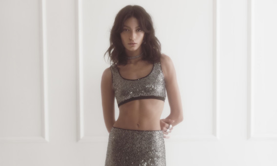 CASTRO חצאית מידי וטופ פאייטים  (צילום: סער פסח)