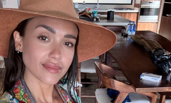 ג׳סיקה אלבה בבגד ים של בננהוט (צילום: אינסטגרם)