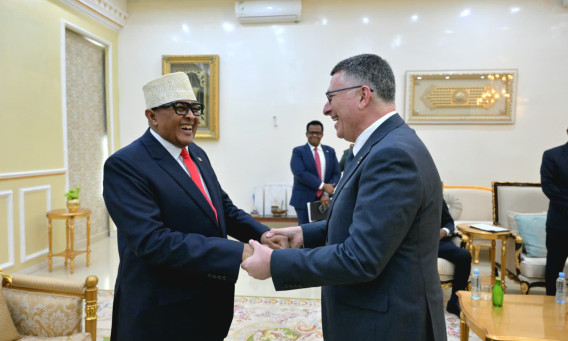 שר החוץ גדעון סער, נשיא סומלילנד אבדירחמן מוחמד עבדילאהי  (צילום: שלומי אמסלם, לע"מ)