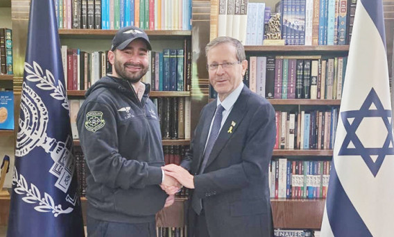 מימין לשמאל הנשיא יצחק הרצוג עם אלי רואו (צילום: יח"צ בית הנשיא)