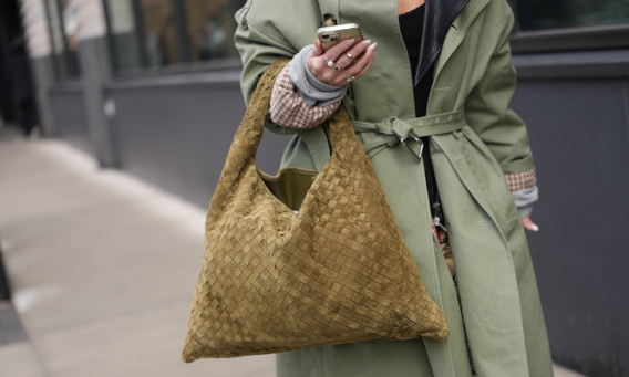 תיק של בוטגה בשבוע האופנה של פריז (צילום: GettyImages, Edward Berthelot/Getty Images)