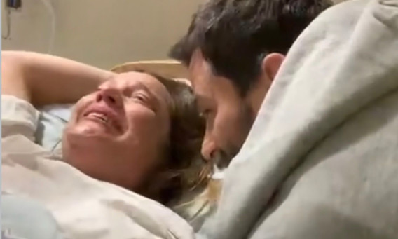 דנה פרידר ויהודה לוי בחדר הלידה (צילום: מתוך אינסטגרם)