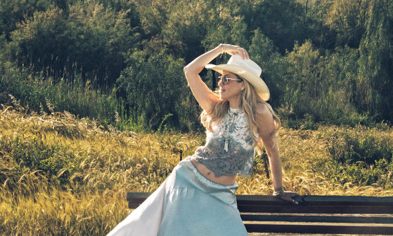 לה לונה - חצאית סאטן. 790 שקל (צילום: רומי קופיט)