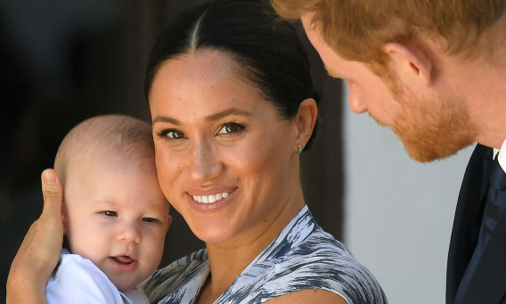 הנסיך הארי ומייגן מרקל עם בנם ארצ'י (צילום: Toby Melville - Pool/Getty Images)
