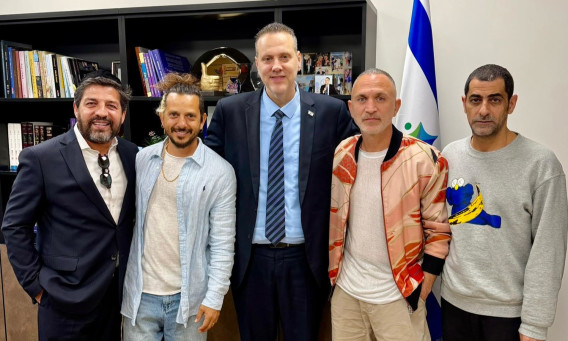 שלישיית מה קשור ורב הסלבס מרדכי חסידים אצל השר מיקי זוהר