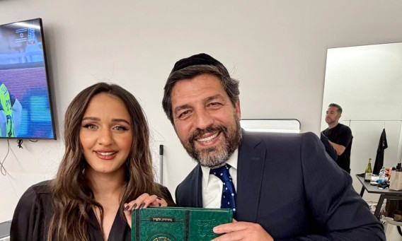 רב הסלבס מרדכי חסידים עשה לזמרת עדן בן זקן הבדלה לפני ההופעה במנורה