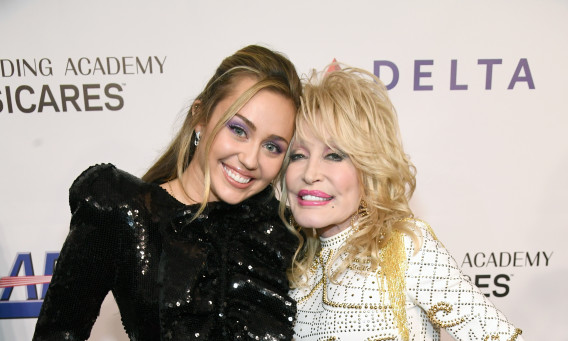 מיילי סיירוס ודולי פרטון, 2019 (צילום: Kevin Mazur/Getty Images for The Recording Academy)