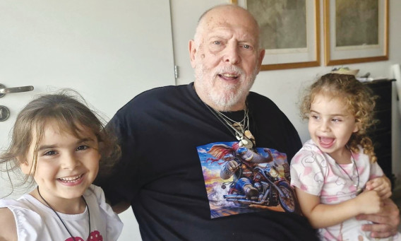 רוני ליבוביץ והנכדות (צילום: פרטי)