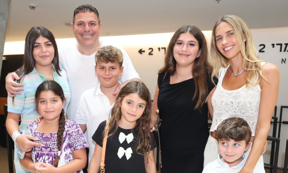 יעל נזרי, טדי שגיא וילדיהם (צילום: רפי דלויה)