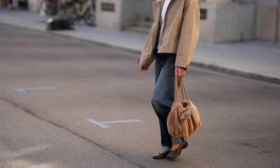 לואיזה זיקלר בג'ינס כהה עם מכפלת מקופלת של Massimo Dutti ונעלי Tabi של Maison Margiela במינכן