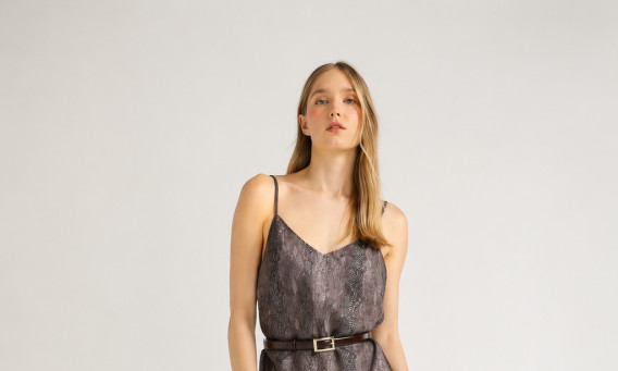 KENNETH COLE למשביר - שמלת מקסי עם פרינט נחש. מחיר לאחר הנחה: 149.90 שקלים