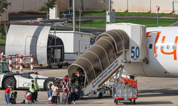 ישראים עולים על מטוס פליי דובאי בנתב"ג (צילום:  JACK GUEZ / AFP via Getty Image)