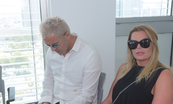 קובי פרץ ואשתו בבית המשפט