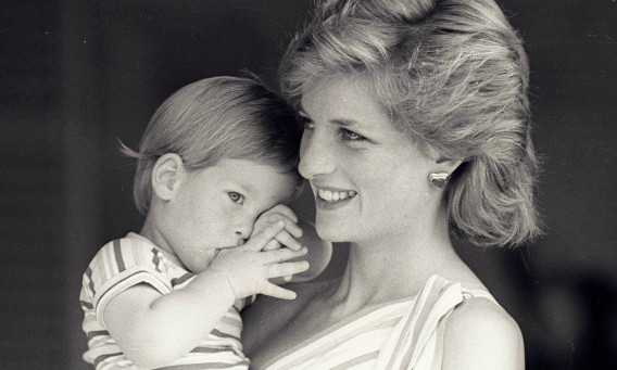 הנסיך הארי עם אמו הנסיכה דיאנה  