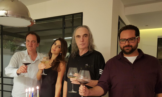 צביקה פיק מדליק נרות עם קוונטין טרנטינו (צילום: יח"צ)