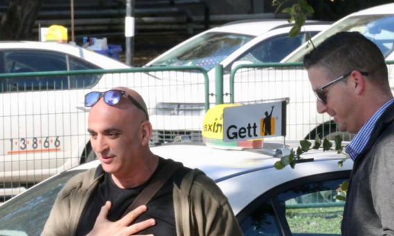 יובל המבולבל בדרך לבית המשפט (צילום: אבשלום ששוני)