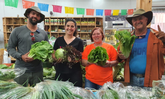 שמעון, ציפורה עינב ורביד זנזורי בעלי משק בשדה עוזיהו 