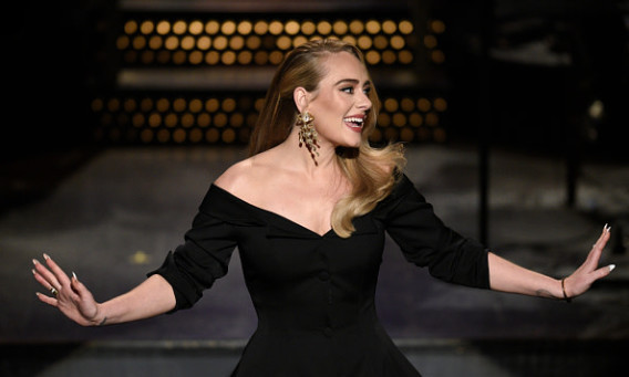 שלום מהצד השני. אדל מציגה את הגזרה החדשה