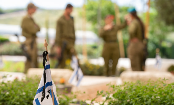 חיילים בבית עלמין צבאי ביום הזיכרון
