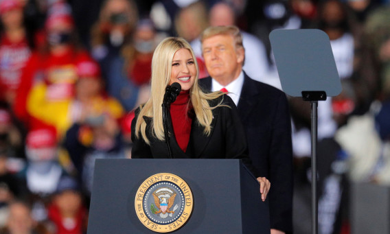 דונלד טראמפ ובתו איוונקה בעצרת תמיכה בנשיא לשעבר (צילום: רויטרס)