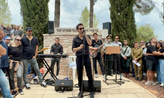 עברי לידר בהלווייתו של אביב ברעם ז״ל (צילום: ללא קרדיט)
