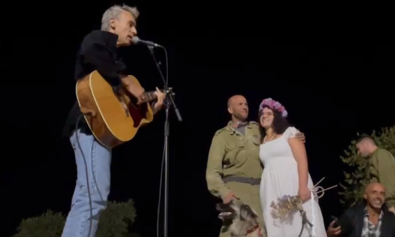 אסף אמדורסקי, אלי פיניש מימין, משמחים את צור ויובל (צילום: יוחאי הלוי)