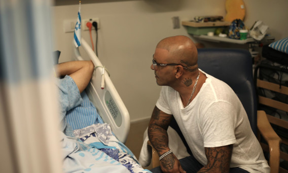 אייל גולן בביקור בבית חולים (צילום: גיא בר-און)