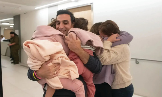 יוני אשר פוגש את אשתו דורון ובנותיו רז ואביב בית חולים שניידר  (צילום: דובר צה"ל)