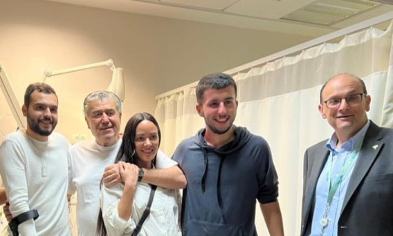 שלומי קודש, חיים סבן ובתו טניה סבן ביחד עם חיילים המטופלים במחלקת השיקום בסורוקה