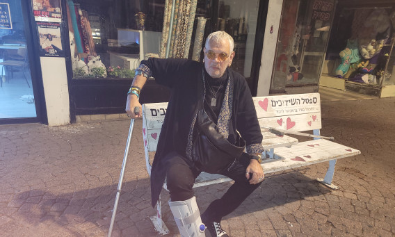 יובל כספין לאחר שנפגע על ידי רוכב אופניים