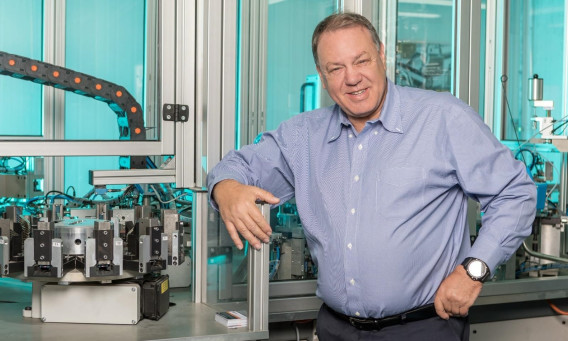 - שמואל דונרשטיין מנכ"ל ובעלים קבוצת רב־בריח