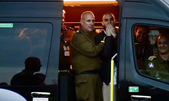 עומר ונקרט בדרכו לבית החולים