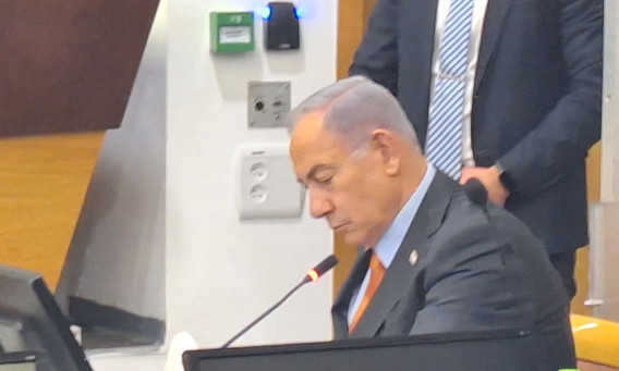 ראש הממשלה בנימין נתניהו בבית המשפט בעניבה כתומה (צילום: לירן וינשטיין, סרוגים)