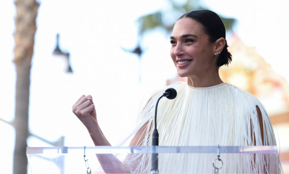 גל גדות מקבלת כוכב בשדרת הכוכבים בהוליווד (צילום: REUTERS/Mario Anzuoni)