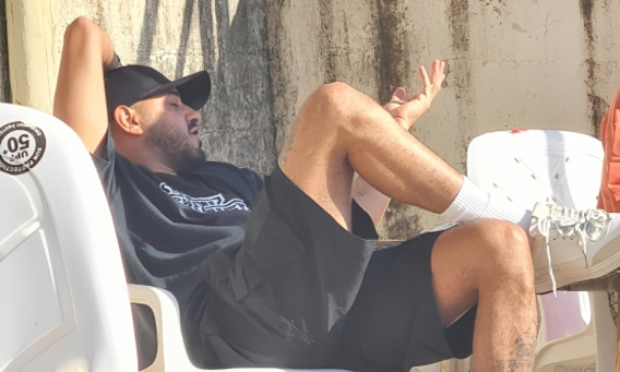 איתי לוי בחוף ים בתל אביב (צילום: פרטי)