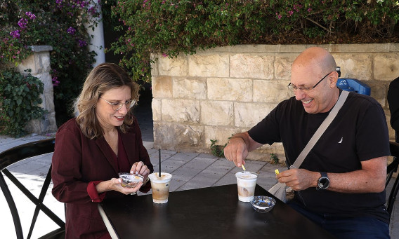 יעל דורון ובן זוגה (צילום: פול סגל)