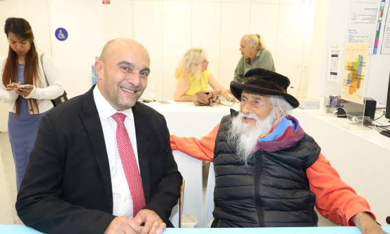 עקב אגם ופרדריק ז'ורנס (צילום: אבי קקון)