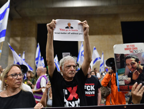 הפגנה נגד בנימין נתניהו בנתב"ג(צילום: אבשלום ששוני)