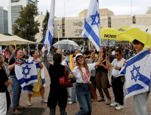 שמחה לאחר אישור עסקת החטופים(צילום: REUTERS/Ronen Zvulun)