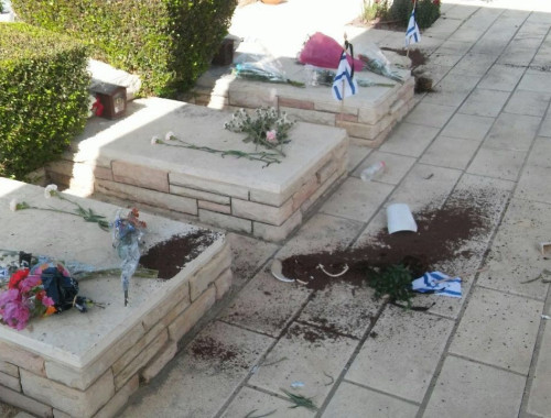 זעזוע וזעם החלקה הצבאית בבית העלמין בקריית ביאליק הושחתה מעריב