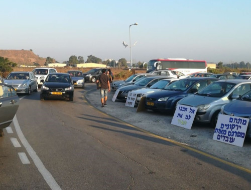 ביום העמוס בשבוע עובדי הפאוור הסנטר חסמו את הכניסה למתחם הרכבת בפ
