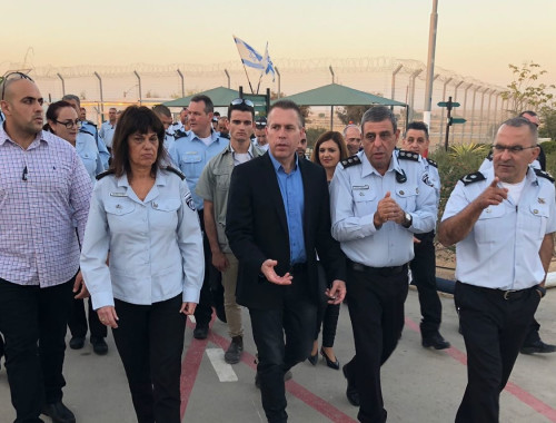 במהלך סיור במזרח ירושלים אבנים יודו על המכונית של השר ארדן וגרמו