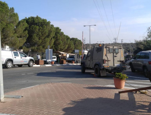 מפעל אלון מתכת סגור לאות אבל מטורף אחד מלא שנאה הרס את הדו