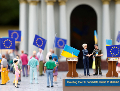 דמויות מיניאטוריות של נשיא נציבות האיחוד האירופי ונשיא אוקראינה בפארק "מיני אירופה" בבריסל(צילום: REUTERS/Yves Herman)