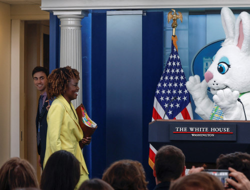 ארנב הפסחא מצטרף לתדרוך בבית הלבן(צילום: REUTERS/Evelyn Hockstein)