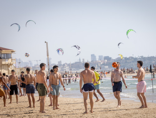 ישראלים בחוף הים בתל אביב(צילום: מרים אלסטר, פלאש 90)